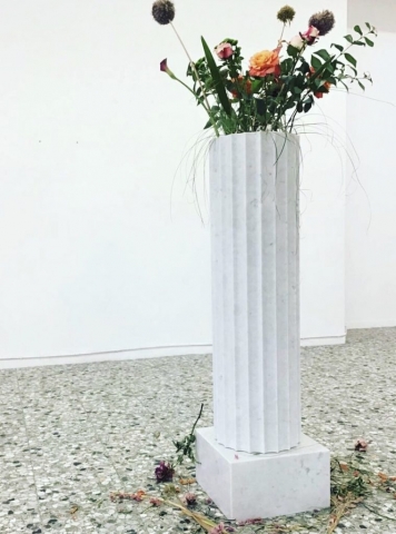 Michele Chiossi CARRARA IMPERIAL flowers, 2019  marmo statuario, acciaio, fiori classicità colonna Natura Morta caducità arte contemporanea scultura