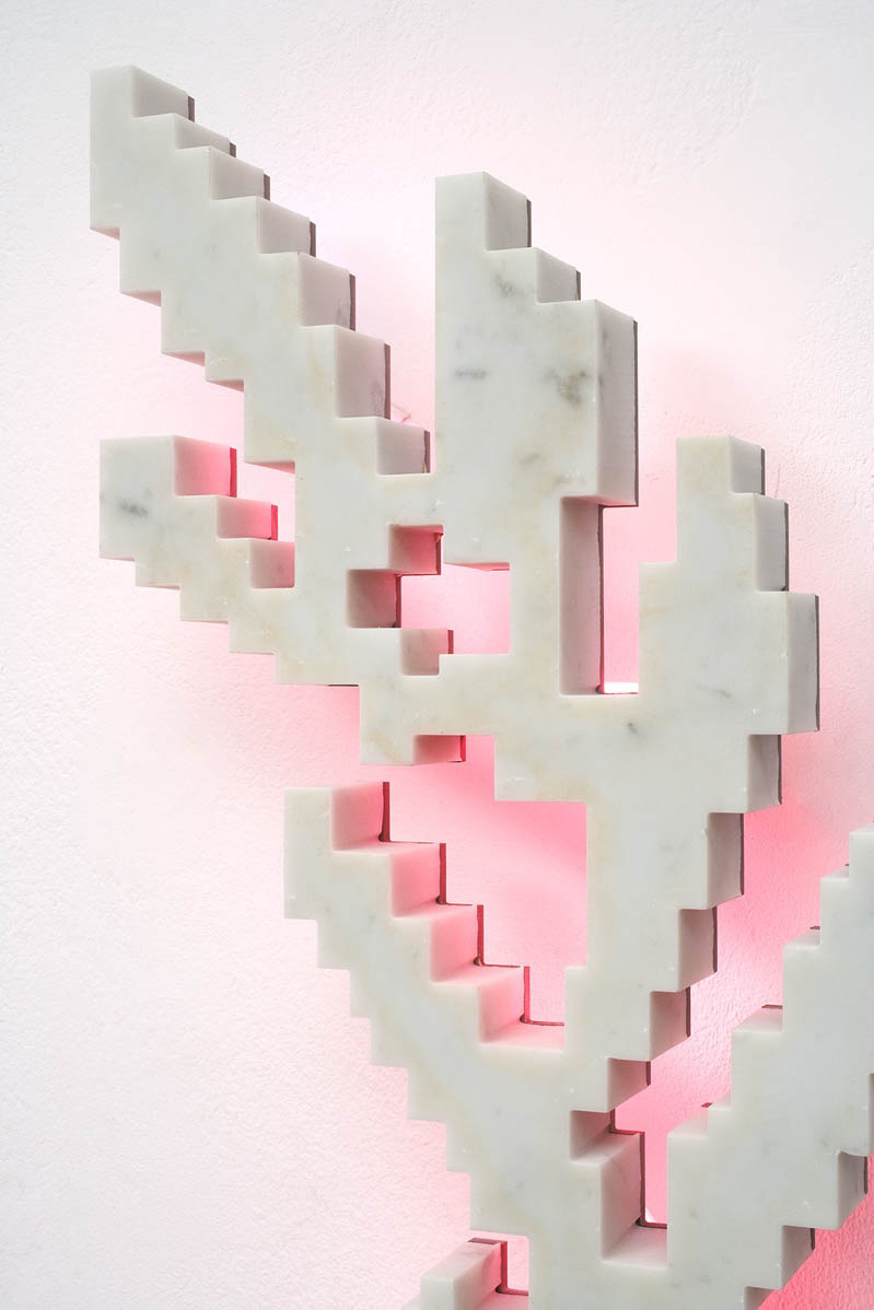 Michele Chiossi Neon-Classic (Fred Perry), 2007  marmo statuario, acciaio, neon corona alloro imperatore poeta eternità classicità zigzag scultura retroilluminazione rosa