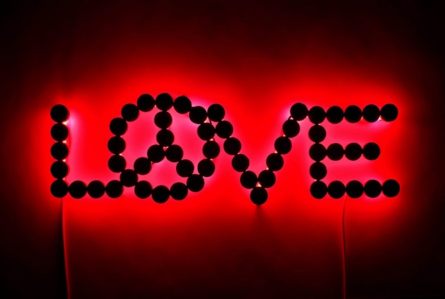 Michele Chiossi LOVE LEGEND, 2008  resine polimeriche, acciaio, car paint, neon rosso red amore leggenda leggendario scultura simbolo pace pacifismo luce lumini