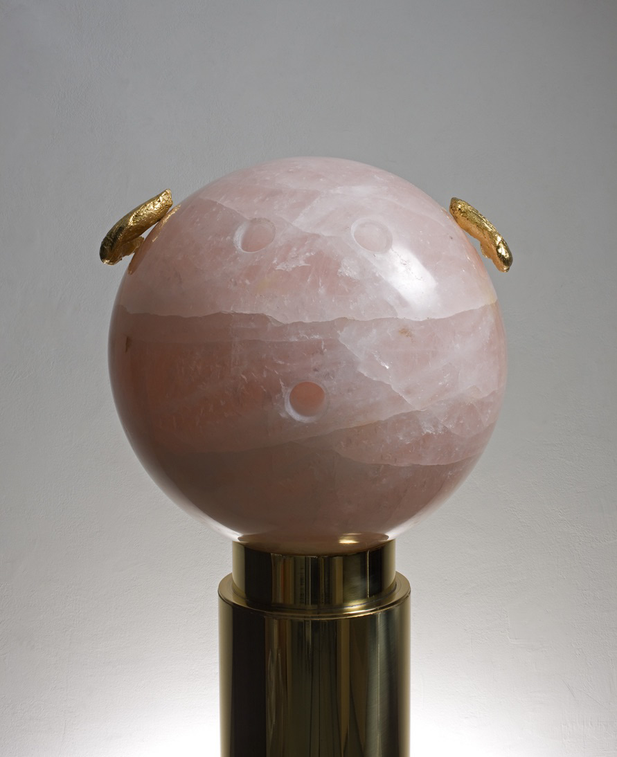 Michele Chiossi Per Aspera ad Astra, 2008  quarzo rosa, bronzo dorato, ottone lucidato nike ali di pollo scultura palla da bowling zoomorfa vittoria alata