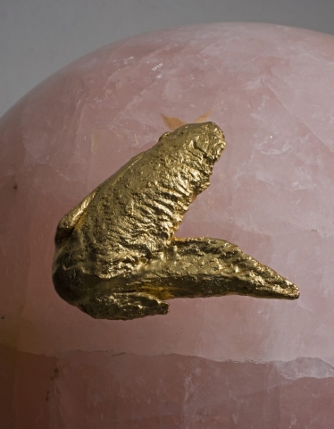 Michele Chiossi Per Aspera ad Astra, 2008  quarzo rosa, bronzo dorato, ottone lucidato nike ali di pollo scultura palla da bowling zoomorfa
