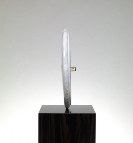 Michele Chiossi IMAGINE ART, 2009  marmo statuario, foglia d’oro, ottone lucidato scultura pin spilla punk omaggio Yoko Ono a cerchiata anarchia