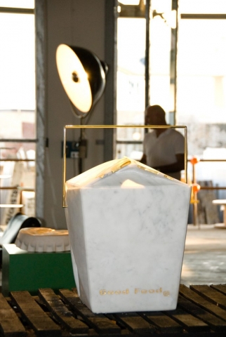 Michele Chiossi Good Food, 2008 marmo bianco statuario, ottone lucidato, foglia d’oro scultura prospettiva installazione contenitore cibo installazione mostra