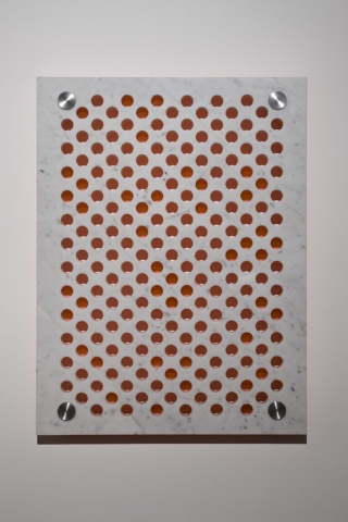 Michele Chiossi marmo plexiglas ac arancio fluorescente ciaio dot astrazione percezione optical punto scultura