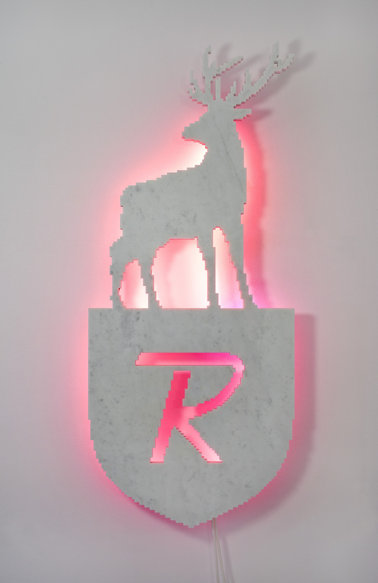 Michele Chiossi Neon Getaway, 2010  marmo statuario, acciaio, neon scultura Miami The Raleigh zigzag rosa retroilluminazione