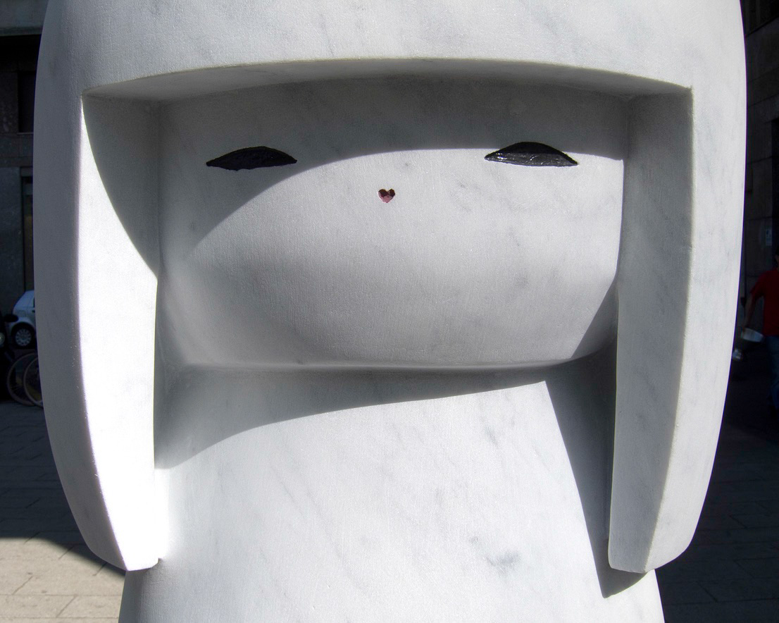 Michele Chiossi LOL Doll (det), 2011 marmo statuario, smalti CHANEL  love Giappone kokeshi la grande onda Hokusai scultura cuore zigzag