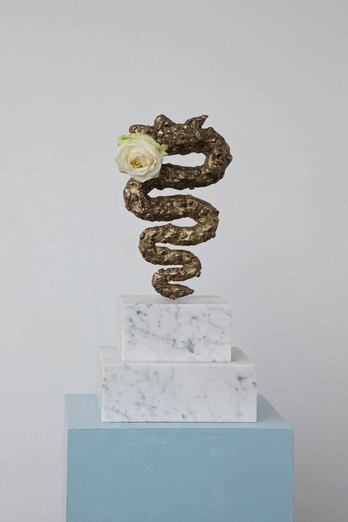 Michele Chiossi RAW, 2014   bronzo dorato, marmo e rosa   65x30x10 cm Panettone Milano food cibo Biscione Vanitas scultura