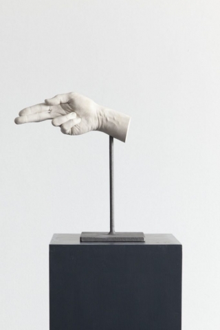 Michele Chiossi 14/05/1977, 2014   gesso ceramico, resina, ferro gesti mano sparare emoticon emoji scultura