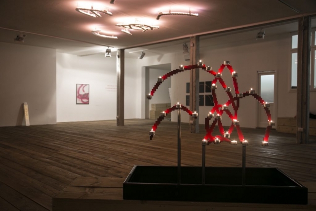 Michele Chiossi ARABESQUE REFLECTIONS, 2015 acciaio inox, car paint, acqua, tea lights  installazione Lucio Fontana Spazialismo