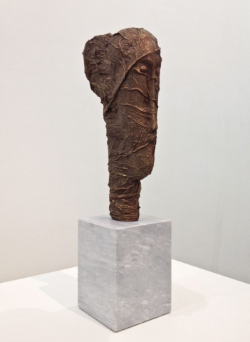 Modì-sigaro Toscano, 2015  resina, pigmenti, bronzo,  marmo  50x25x12 cm Modigliani foglie di tabacco scultura primitivismo modellato