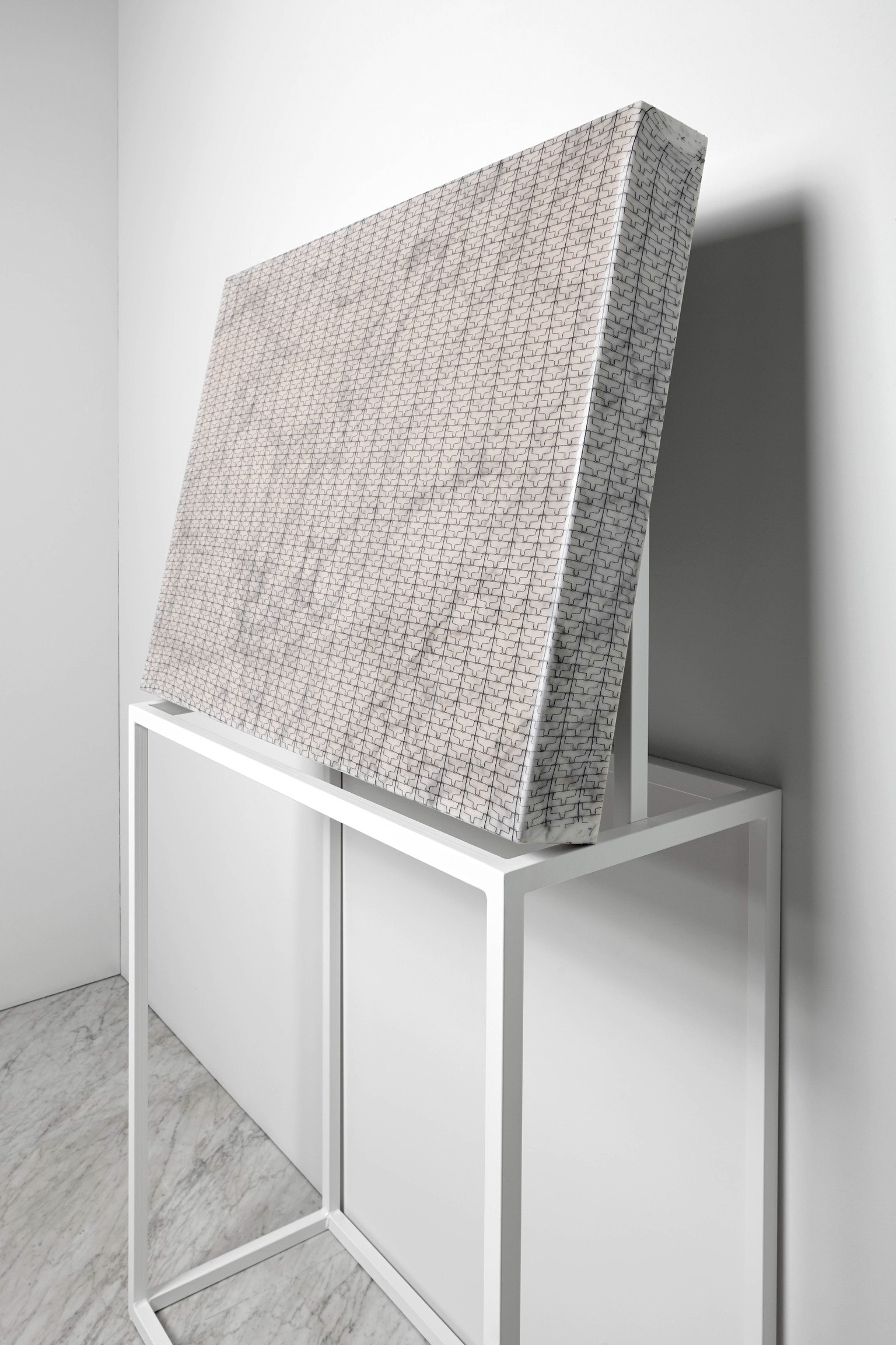 Michele Chiossi SUBABSTRACTION (white), 2017 marmo Arabescato Piana, pizzo, resina 100x70x10 cm quadro zigzag astrazione