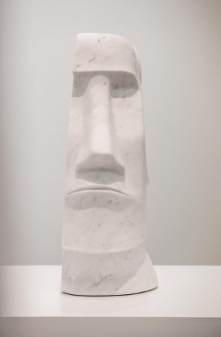 Emoji, 2015 marmo statuario  60x30 cm Moai scultura primitivismo emoticon statuaria