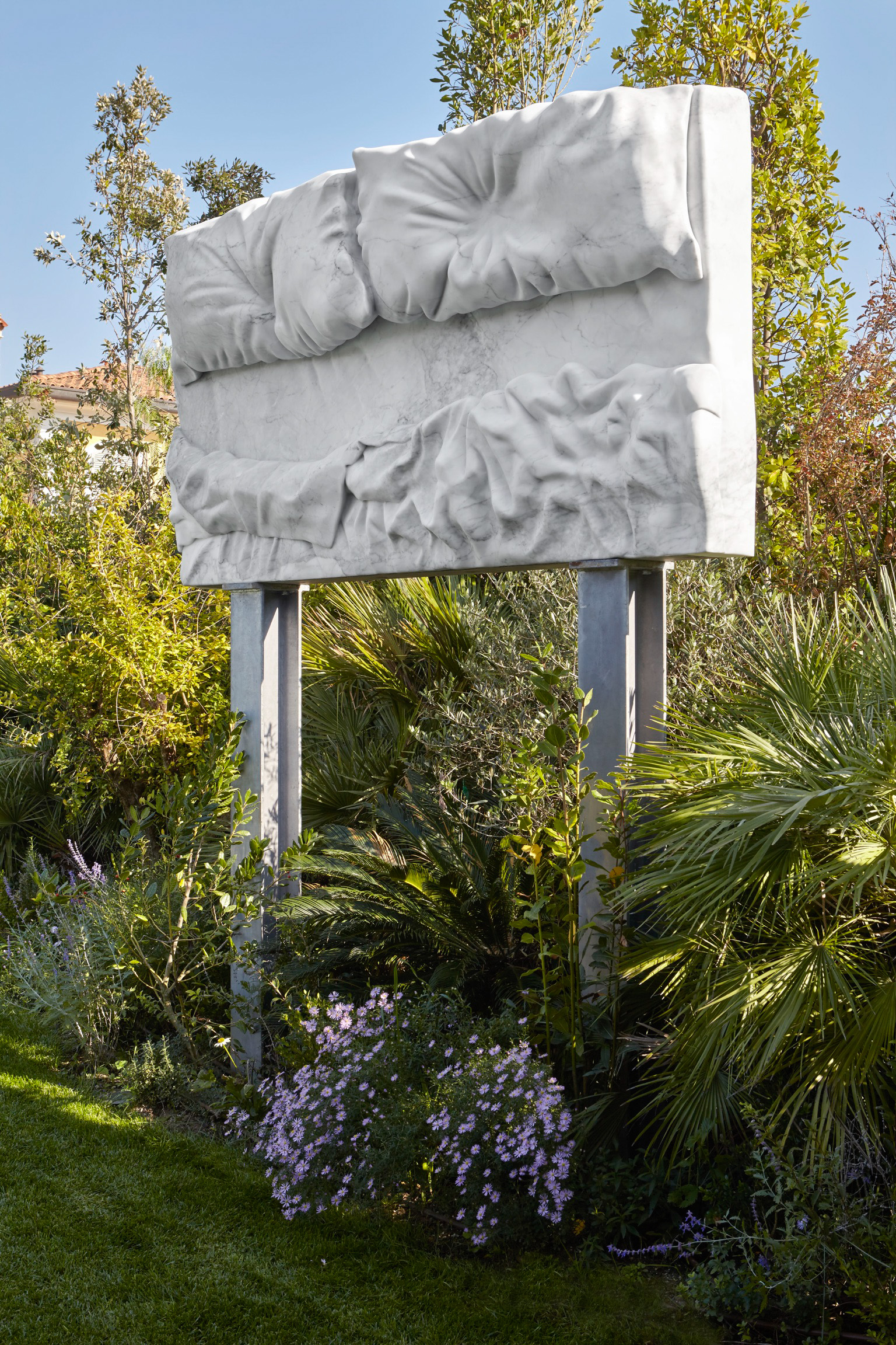 marmo Altissimo, acciaio  350x200x60 cm tributo Felix Gonzales Torres letto billboard