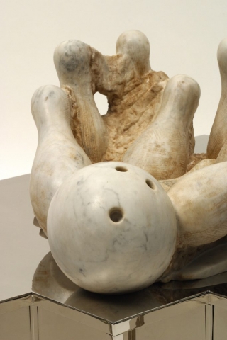 Michele Chiossi Strike, 2003 marmo bianco statuario, ottone cromato bowling scultura colpo vincente statuaria birilli palla