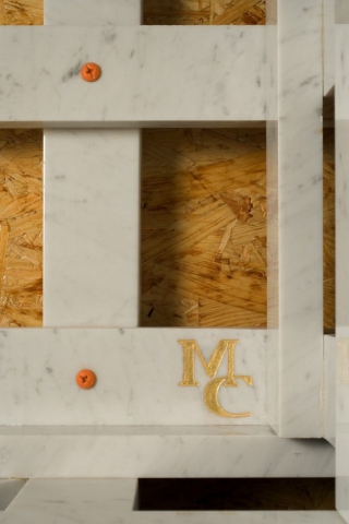 Michele Chiossi La Cage Aux Folles, 2005 marmo bianco statuario, acciaio verniciato, foglia d’oro cassa trasporto scultura arancio Hermes punti cardinali dettagli mc firma signature viti
