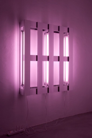 Michele Chiossi Dan Pallet Pink, 2006  alluminio lucidato, legno, neon scultura retroilluminazione rosa tributo Dan Flavin percezione specchiarsi specchio riflessione