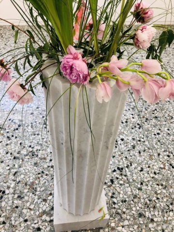 Michele Chiossi CARRARA IMPERIAL flowers, 2019  marmo statuario, acciaio, fiori classicità colonna Natura Morta caducità arte contemporanea scultura