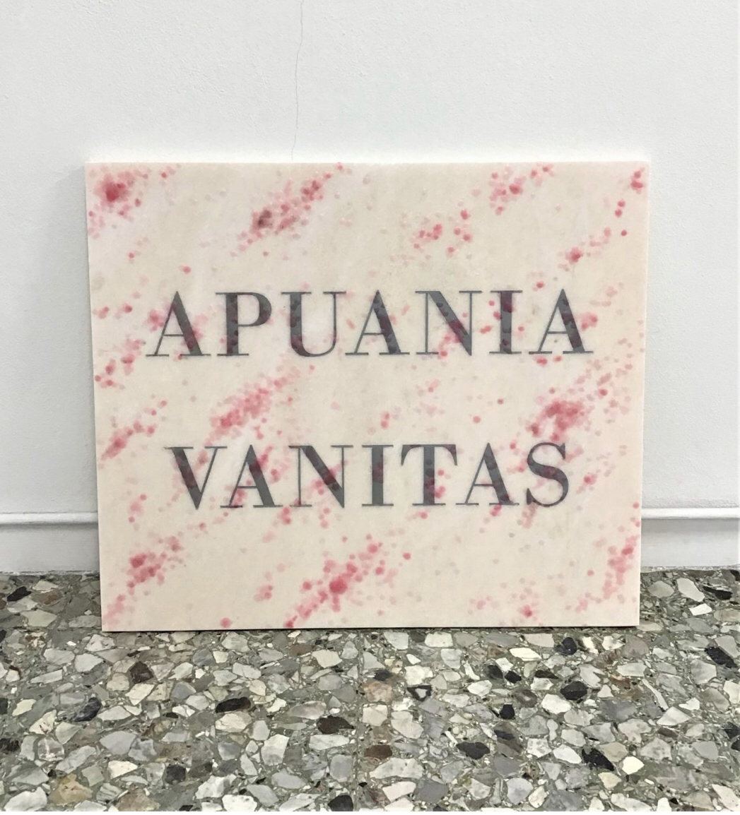 Michele Chiossi APUANIA VANITAS, 2019  marmo rosa Portogallo, incisione in silver, cera, pigmenti colorati  scultura targa omaggio Salvo trompe l'oeil