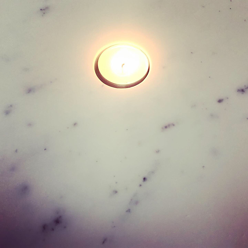 Michele Chiossi JUDD TEA LIGHT, 2019 marmo statuario, acciaio luce candela lumino Scultura reverie minimalismo Donald installazione